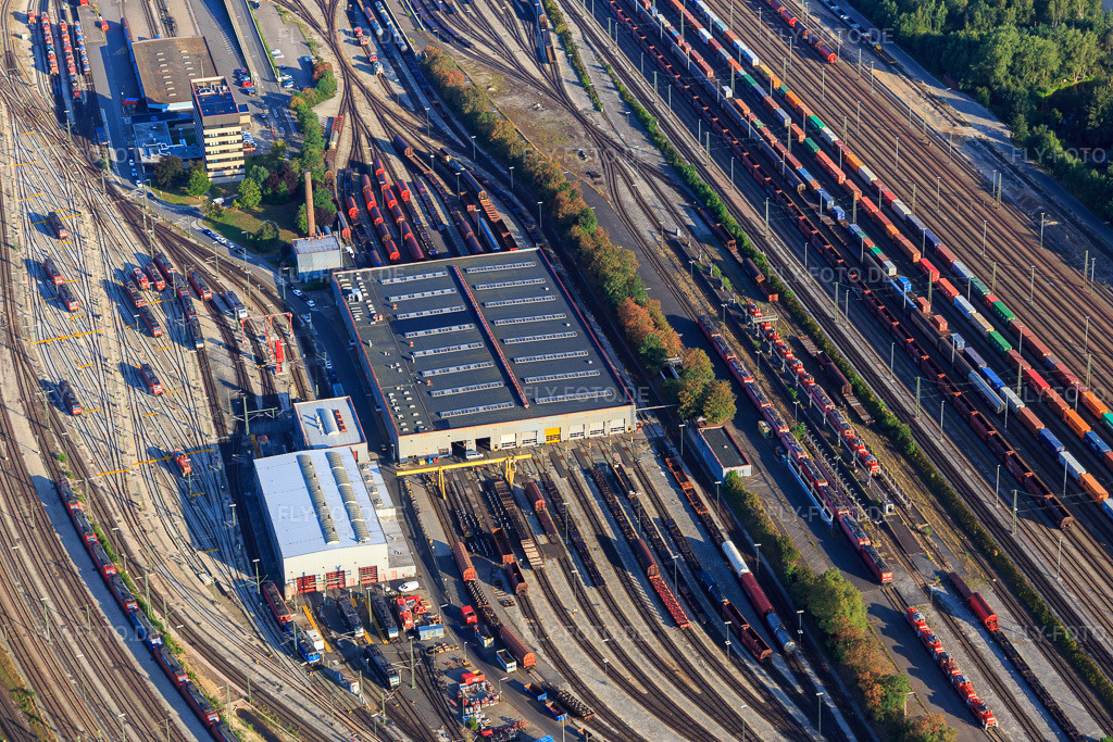 Luftbild: Schienen- und Gleisstrecken auf den Abstellgleisen und Rangierstrecken des Rangierbahnhofes und Güterbahnhofes Maschen der Deutschen Bahn im Ortsteil Maschen in Seevetal im Bundesland Niedersachsen in Deutschland. Foto: IMG_110313.jpg vom 18.08.2018 durch Werner Riehm/FLY-FOTO.de
