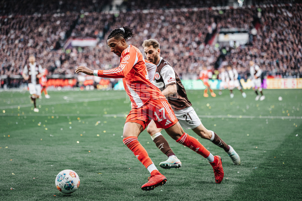 Fußball | Männer | Saison 2025/2026  | Fußball-Bundesliga | 29. Spieltag | FC St. Pauli vs. FC Bayern München | 11.04.2026 | v.l. Michael Olise (#17, FC Bayern München) gegen Lars Ritzka (#21, FC St. Pauli)