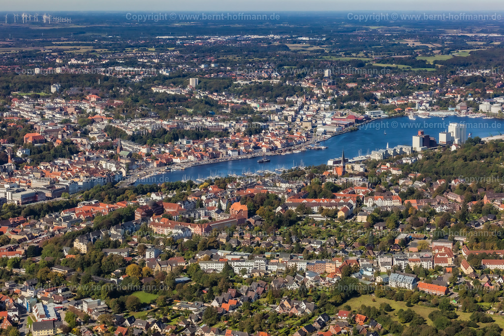 PLB_2616_Flensburg_SE-NW_90x60 | LUFTBILD. Flug über der Stadt Flensburg. __ Blick von Südost nach Nordwesten über den Flensburger Stadtteil Jürgensby und  den Innenhafen - Richtung Altstadt und Neustadt mit maritimen Betrieben am Hafenufer. - Realisiert mit Pictrs.com