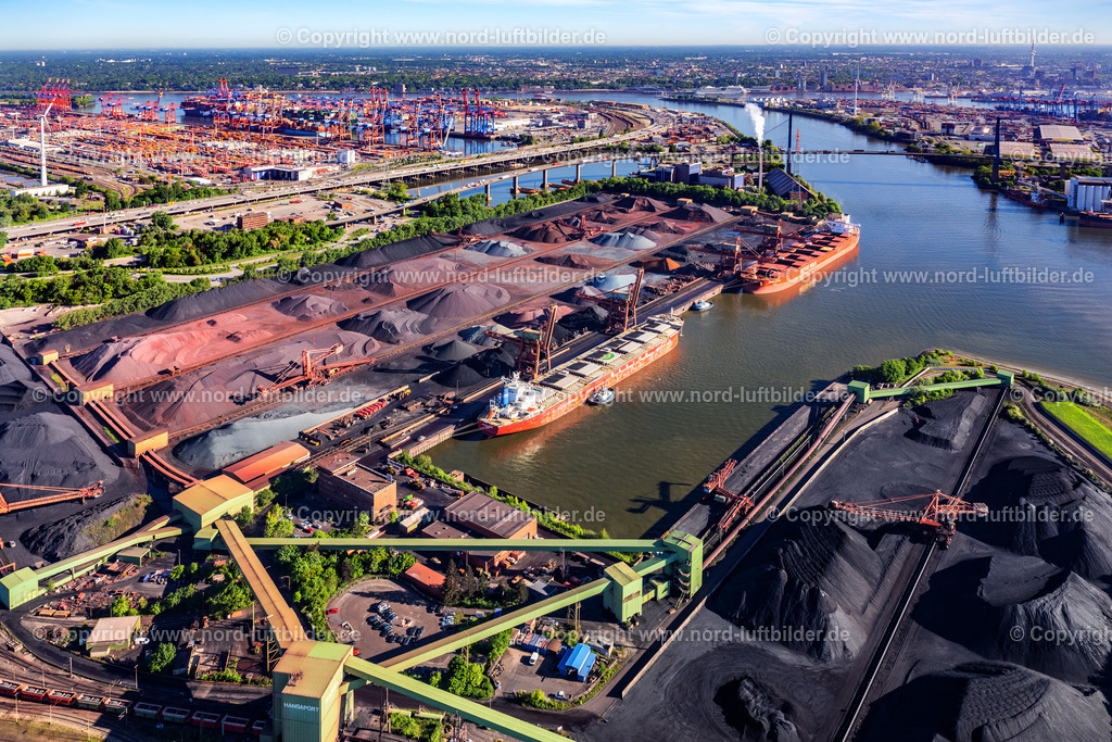 Hamburg_Hansaport_ELS_2019090525 | HAMBURG 09.05.2025 Belade- Verladestation für Sande und Schüttgüter im Hafenbereich Hansaport und Müllverwertungseinrichtung MVR Müllverwertung am Rugenberger Damm im Ortsteil Altenwerder in Hamburg. Weiterführende Informationen bei: HPA Hamburg Port Authority,  Hansaport Hafenbetriebsgesellschaft mbH,  MVR Müllverwertung Rugenberger Damm GmbH & Co. KG. // Loading station for sand and bulk goods in the Hansaport port area and MVR waste recycling facility on Rugenberger Damm in the Altenwerder district of Hamburg. Further information at: HPA Hamburg Port Authority,  Hansaport Hafenbetriebsgesellschaft mbH,  MVR Muellverwertung Rugenberger Damm GmbH & Co. KG. Foto: Martin Elsen