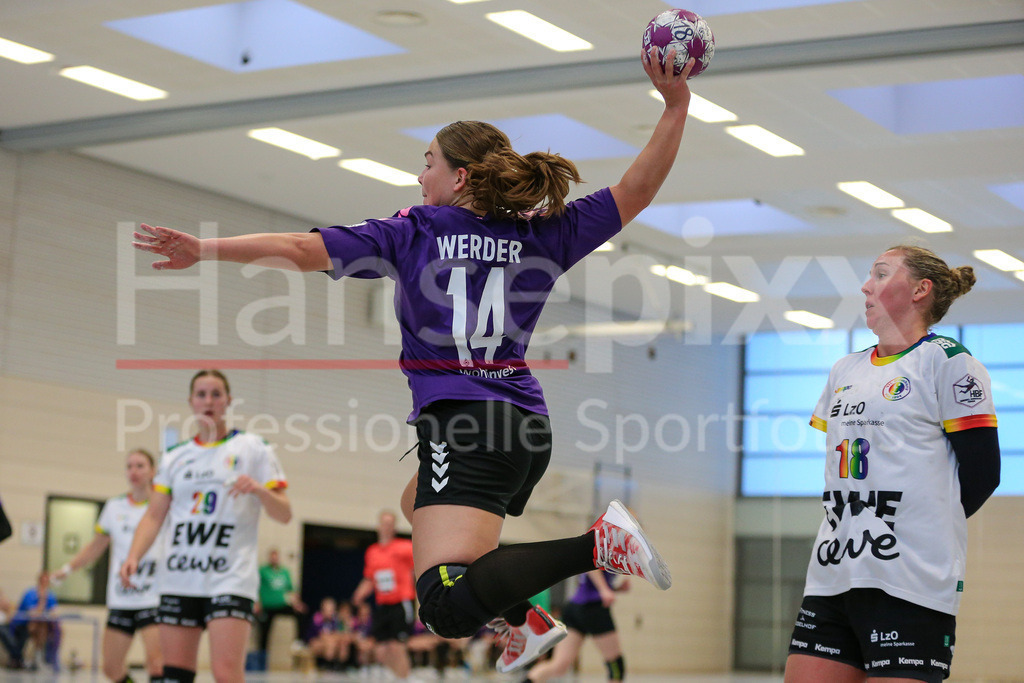 Handball, Testspiel Frauen, VfL Oldenburg - SV Werder Bremen | v.li.: Madita Probst (SV Werder Bremen, 14) beim Wurf, am Ball, Spielszene, Aktion, Action
