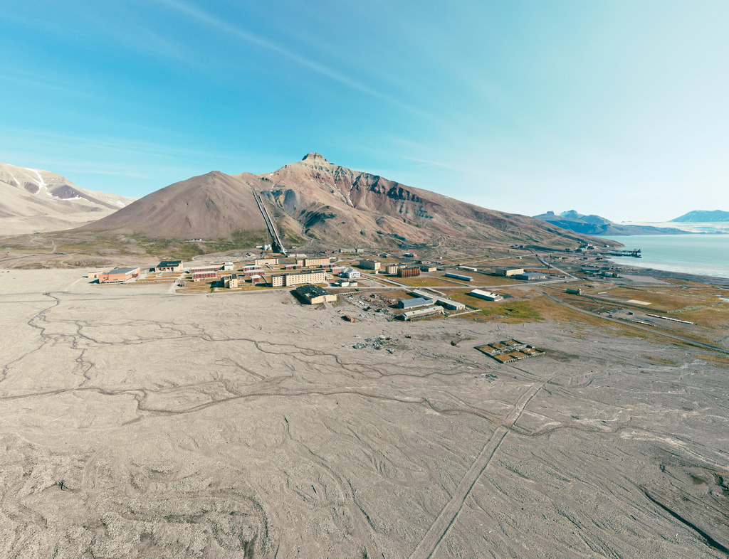 Pyramiden-auf-Spitzbergen-aus-der-Luft 15 - URBANISTER | default - Realisiert mit Pictrs.com