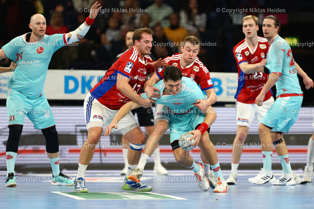 NH_HSVHamburg_MTMelsungen_HandballBundesliga_22022026 | #13 Niklas Weller (Handball Sport Verein Hamburg) und #33 Moritz Sauter (Handball Sport Verein Hamburg), #4 Nikolaj Enderleit (MT Melsungen)Handball I Herren I Bundesliga (Daikin HBL) I Saison 2025-2026 I 22. Spieltag I Handball Sport Verein Hamburg - MT Melsungen I 22.02.2026 I Barclays Arena