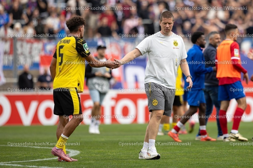 xkwi17082501054 | 17.08.2025, xkwix, Fußball, Regionalliga West, Borussia Dortmund U23 - Wuppertaler SV, Stadion Rote Erde: Mike Tullberg (Borussia Dortmund 2 Trainer) und Antonio Foti (Borussia Dortmund 2 #5) nach Abpfiff