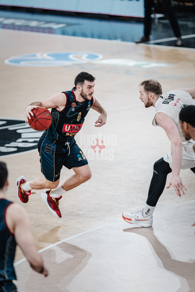 Basketball | Männer | Saison 2023/2024 | BKT EuroCup | Veolia Towers Hamburg vs. Umana Reyer Venice | 06.02.2024 | Marco Spissu (#0, Umana Reyer Venice) mit einer Täuschung gegen Aleksander Dziewa (#10, Veolia Towers Hamburg)
