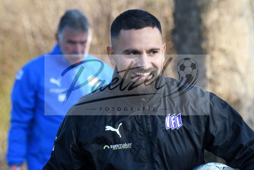 20200207_TRAOSN_0101 | Fußball, Herren: Marcos Alvarez (VfL Osnabrueck) lacht waehrend der Trainingseinheit des VfL Osnabrueck im Sportpark Illoshoehe am 07.02.2020 in Osnabrueck, Deutschland. - Realisiert mit Pictrs.com