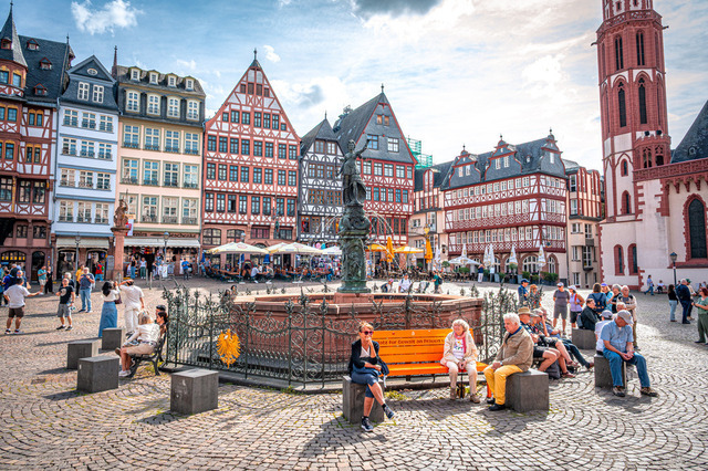 MBF_1871 | Historischer Platz mit Brunnen und Fachwerkhäusern, umgeben von sitzenden Menschen, Frankfurt am Main, Hessen, Deutschland - Realisiert mit Pictrs.com