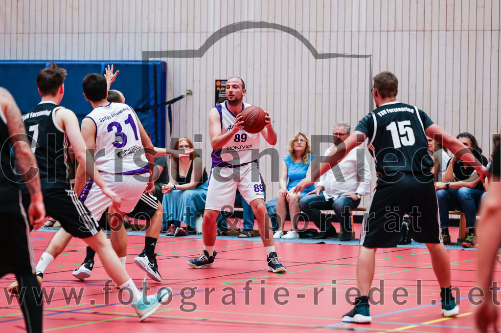 2022-05-15_051_SpVgg_Altenerding_gegen_TSV_Muenchen-Forstenried | Erding, Deutschland, 15.05.2022:
Basketball, Bezirksliga 2021 / 2022, Play-Offs, SpVgg Altenerding gegen TSV München-Forstenried, Endergebnis: 55:57

Sasa Sukovic (SpVgg Altenerding, #31), Krsto Milivojevic (SpVgg Altenerding, #89), Alexander Winklhofer (TSV München-Forstenried, #15)

Foto: Christian Riedel / fotografie-riedel.net