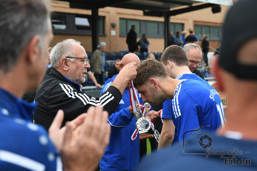 1. FC Nordenham-SV GOTANO | Kreispokal Finale Jade-Weser-Hunte 1. Mannschaften; 1.FC Nordenham (weiß)-SV GOTANO (blau) am 15.06.2025 in Rastede (Sportanlage Köttersweg), Photo: Philip Eiben 2025 - Realisiert mit Pictrs.com