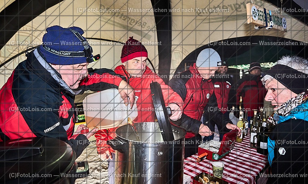 _ALP8128_NACHTderBALLONE_Lackenhof_Bergrettung | ... mit dem Ballonsportclub Ötscherland aus Wieselburg, der Bergrettung Lackenhof mit einer Schauübung, der Perchtengruppe 'Gaminger Ötscherteufeln' und dem Musikverein Lackenhof, So 28. Dezember 2025.          Die Bergrettung zeigte in der Schauübung verschiedene Herangehensweisen zur Personensuche und Rettung.                            An diesem Abend gab es beim Stand der Bergrettung lebensrettenden heißen Punsch, der die minus 8° C. leichter überstehen ließ.