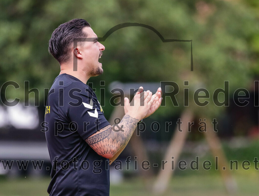 2023-07-23_093_SV_Anzing_gegen_SC_Kirchasch | Anzing, Deutschland, 23.07.2023:
Fußball, Kreisliga 2023 / 2024, Testspiel, SV Anzing gegen SC Kirchasch, Endergebnis: 5:1

Trainer Alexander Mrowczynski (SC Kirchasch)

Foto: Christian Riedel / fotografie-riedel.net