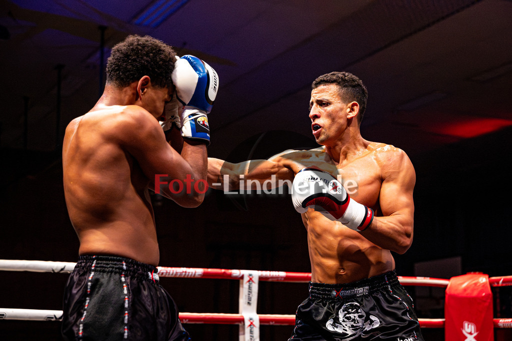Daniel Reichhart (Sportclub Allgäu - blau) gegen Youssef Guella (SCS M - rot) | MFA Fight Night K1 Style bis 80kg Kampf 13, Daniel Reichhart (Sportclub Allgäu - blau) gegen Youssef Guella (SCS M - rot), 20251108,,2025-11-08 in Penzberg (Wellenberghalle Penzberg), Copyright: WolfgangxLindner www.foto-lindner.de