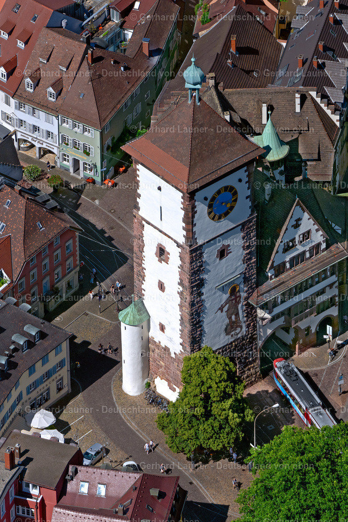 4033393 | FREIBURG IM BREISGAU 30.06.2020 Schwabentor im Stadtzentrum und Altstadt im Innenstadtbereich in Freiburg im Breisgau im Bundesland Baden-Württemberg, Deutschland. Weiterführende Informationen bei: Stadt Freiburg im Breisgau. // The city center and old town with cathedral in the downtown area in Freiburg im Breisgau in the state Baden-Wurttemberg, Germany. Further information at: Stadt Freiburg im Breisgau. Foto: Gerhard Launer
