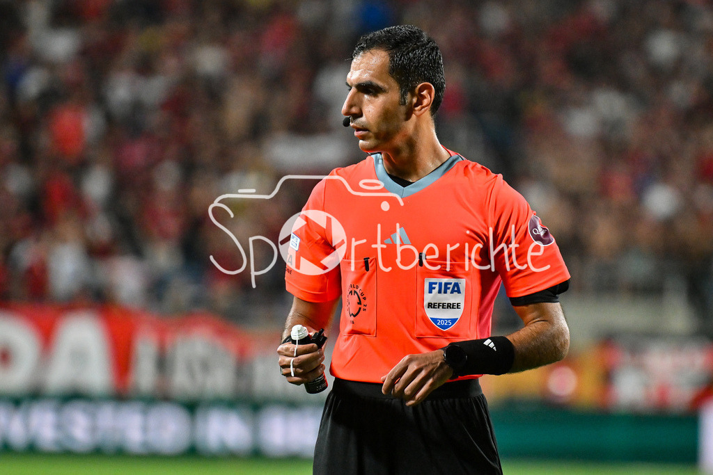 Los Angeles FC - CR Flamengo | im Bild Schiedsrichter SALMAN FALAHI in Aktion / Einzelfoto / Freisteller / FIFA Club World Cup: Los Angeles FC - CR Flamengo, Camping World Stadium am 24.06.2025 / NOT FOR SALE IN USA