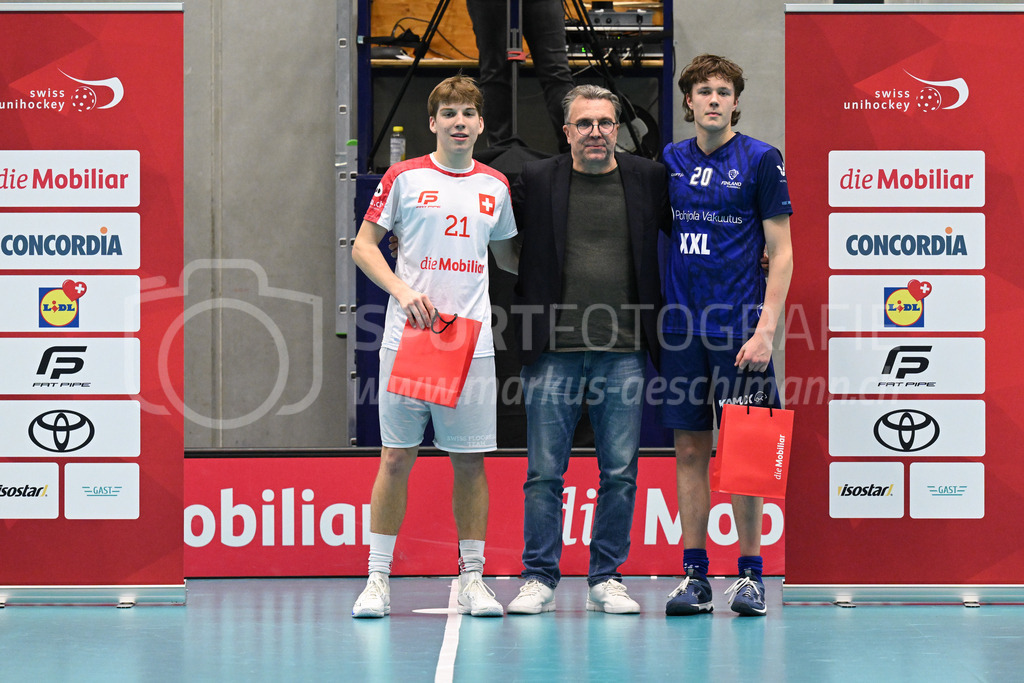 Switzerland U19 vs Finland U19 - 3. February 2024 | Switzerland U19 vs Finland U19
U19 Men International Matches in Switzerland
GoEasy Arena, Siggenthal Station
Best players Switzerland forward #21 Nicola Hocevar and Finland defender #20 Ilmo Leino with swissunihockey boss Daniel Bareiss.
Credit: Markus Aeschimann | <a href="https://www.markus-aeschimann.ch">Sportfotografie Markus Aeschimann</a> | <a href="https://www.instagram.com/sportfotografie.aeschimann">@sportfotografie.aeschimann</a> - Realisiert mit Pictrs.com