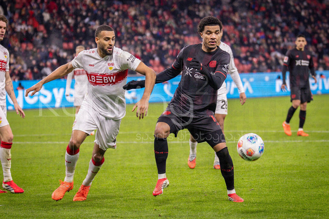 German Bundesliga, Bayer 04 Leverkusen vs. VfB Stuttgart, 10.01.2026 | LEVERKUSEN, GERMANY - JANUARY 10:  Josha Vagnoman (VfB Stuttgart,4) and Malik Tillman (Bayer 04 Leverkusen, 10) during the German Bundesliga match on gameday 16 between Bayer 04 Leverkusen vs. VfB Stuttgart at BayArena on January 10, 2026 in Leverkusen, Germany. DFL REGULATIONS PROHIBIT ANY USE OF PHOTOGRAPHS AS IMAGE SEQUENCES AND/OR QUASI-VIDEO.