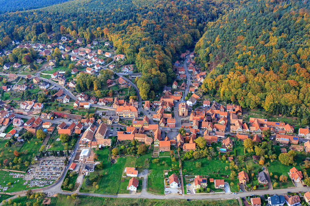 Vue aérienne: Vue de la ville depuis le sud-est à Offwiller dans le département Bas Rhin, France.Photo: IMG_084801.jpg prise le 24/10/2015 par Werner Riehm/FLY-FOTO.euRésolution de l'original: 5163 x 3442 px