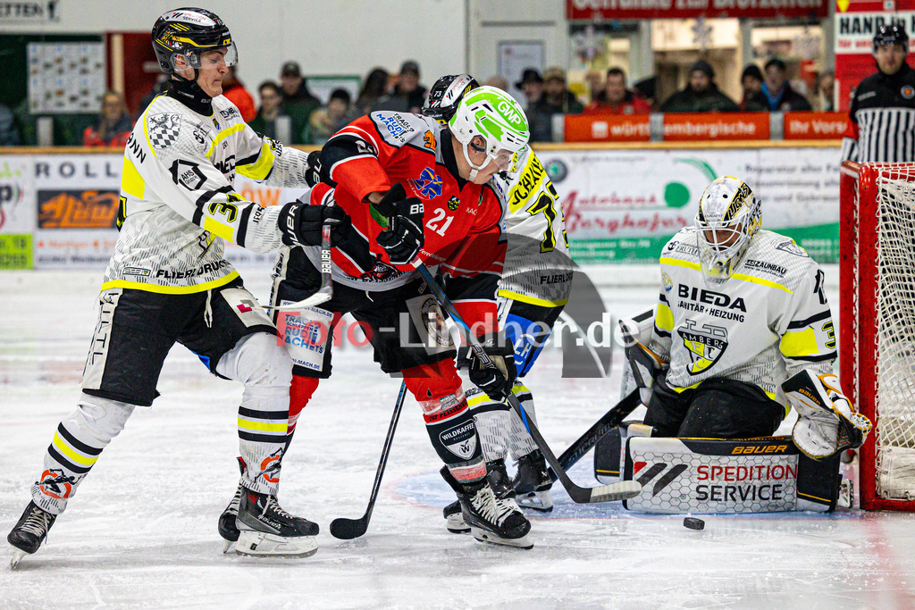 TSV Peißenberg MINERS gegen ERSC Amberg Wild Lions | Eishockey Bayernliga Herren Vorrunde 2024/25, TSV Peißenberg MINERS gegen ERSC Amberg Wild Lions, 20241229,Torchance Florian SEELMANN (MINERS 21),2024-12-29 in Peißenberg (Eisstadion Peißenberg)Lukas PREßL (Wild Lions 34), Florian SEELMANN (MINERS 21), Lucas DI BERARDO (Wild Lions Goali 31)Copyright: WolfgangxLindner foto-lindner.de