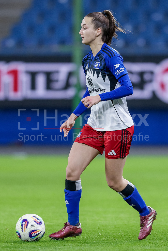 Fussball, Google Pixel Frauen-Bundesliga, Hamburger SV - 1. FC Köln | Emilia Hirche (Hamburger SV, 20) am Ball, Freisteller, Einzelbild, Ganzkörper, Aktion, Action, Spielszene, DIE DFB-RICHTLINIEN UNTERSAGEN JEGLICHE NUTZUNG VON FOTOS ALS SEQUENZBILDER UND/ODER VIDEOÄHNLICHE FOTOSTRECKEN. DFB REGULATIONS PROHIBIT ANY USE OF PHOTOGRAPHS AS IMAGE SEQUENCES AND/OR QUASI-VIDEO.