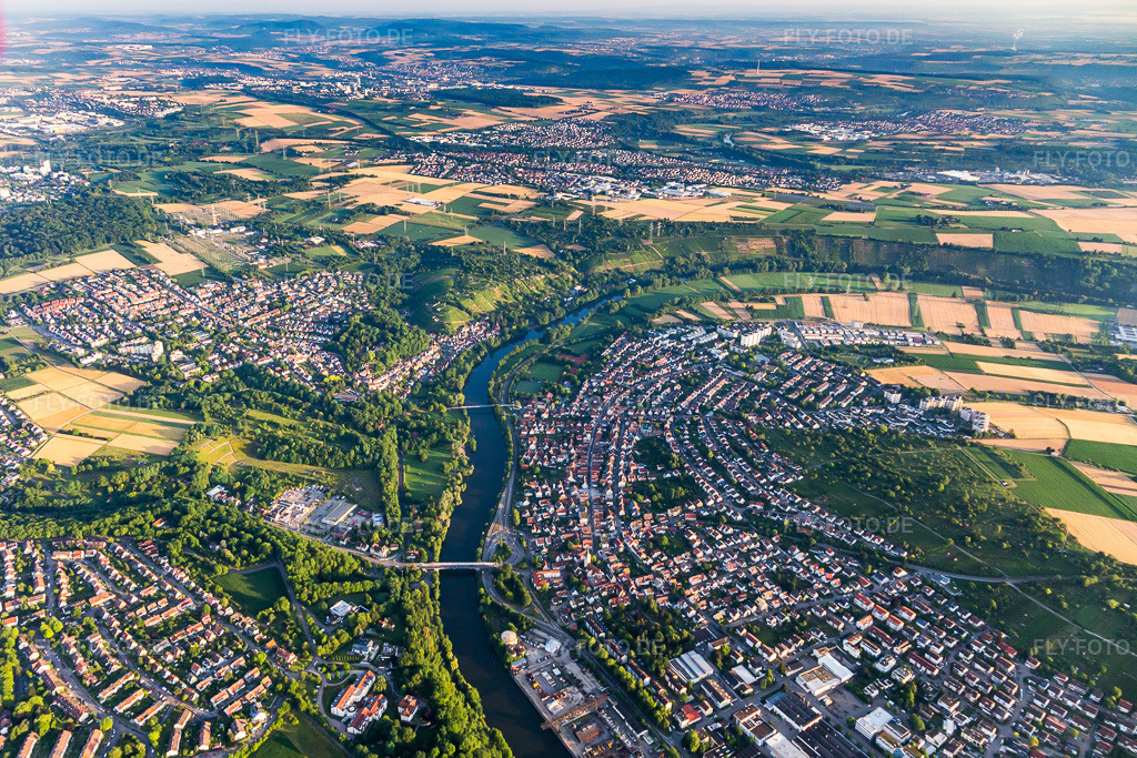 Luftbild: Kurvenförmige Schleife der Uferbereiche am Neckar Flußverlauf im Ortsteil Neckarweihingen in Ludwigsburg im Bundesland Baden-Württemberg in Deutschland. Foto: IMG_101556.jpg vom 08.07.2017 durch Werner Riehm/FLY-FOTO.de