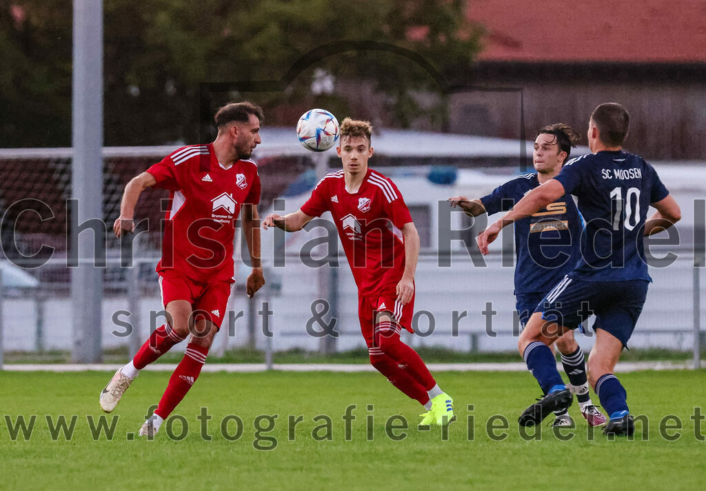 2023-08-22_029_FC_Finsing_gegen_SC_Moosen-Vils | Finsing, Deutschland, 22.08.2023:
Fußball, Kreisliga 2023 / 2024, 5. Spieltag, FC Finsing gegen SC Moosen/Vils, Endergebnis: 5:0

Dominik Keuter (FC Finsing, #18), Florian Hölzl (FC Finsing, #10), Marko Kaltner (SC Moosen/Vils, #8), Thomas Forsthuber (SC Moosen/Vils, #10)

Foto: Christian Riedel / fotografie-riedel.net
