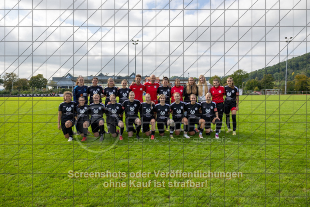 20250928_145722_0701 | #,1.FC Donzdorf (schwarz) vs. TV Derendingen (rot), Fussball, Frauen-Verbandsliga Württemberg, 03. Spieltag, Saison 2025/2026, Rasenplatz Lautertal Stadion, Süßener Straße 16, 73072 Donzdorf, 28.09.2025 - 13:00 Uhr,Foto: PhotoPeet-Sportfotografie/Peter Harich
