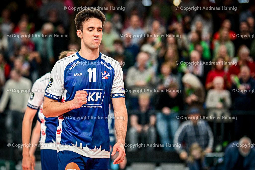 Volleyball I Herren I Saison 2024-2025 I Champions League Volley | Jubel, Begeisterung, Enthusiasmus, Euphorie, Freude, Glücksgefühl, Heiterkeit bei: Xander Wolf Wassenaar Ketrzynski (11, SVG Lüneburg) - das ist der zweite Satz für Lüneburg - Realisiert mit Pictrs.com