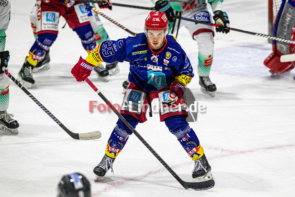 Achtelfinale Spiel 2 EC Peiting vs ESC Essen Moskitos | Eishockey Oberliga Süd Playoffs 2023/2024, Achtelfinale Spiel 2 EC Peiting vs ESC Essen Moskitos, 20240305,
Tobias BECK (ECP 25) verteidigt,
2024-03-05 in Peiting (Eisstadion)
25 Tobias BECK (ECP 25)
Copyright: WolfgangxLindner foto-lindner.de