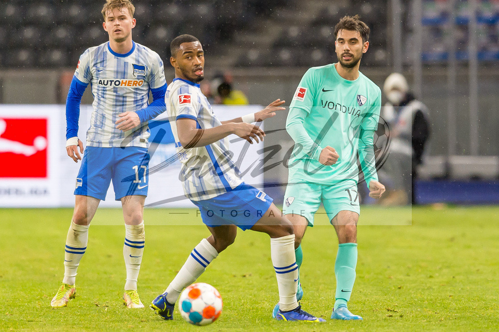 HERBOC20220204_034 | Fussball, Herren: Myziane Maolida (Hertha BSC) und Gerrit Holtmann (VfL Bochum) im Zweikampf bei dem Spiel der 1. Bundesliga zwischen Hertha BSC und VfL Bochum im Olypiastadion am 04.02.2022 in Berlin, Deutschland.DFB / DFL REGULATIONS PROHIBIT ANY USE OF PHOTOGRAPHS AS IMAGE SEQUENCES AND/OR QUASI-VIDEO. - Realisiert mit Pictrs.com