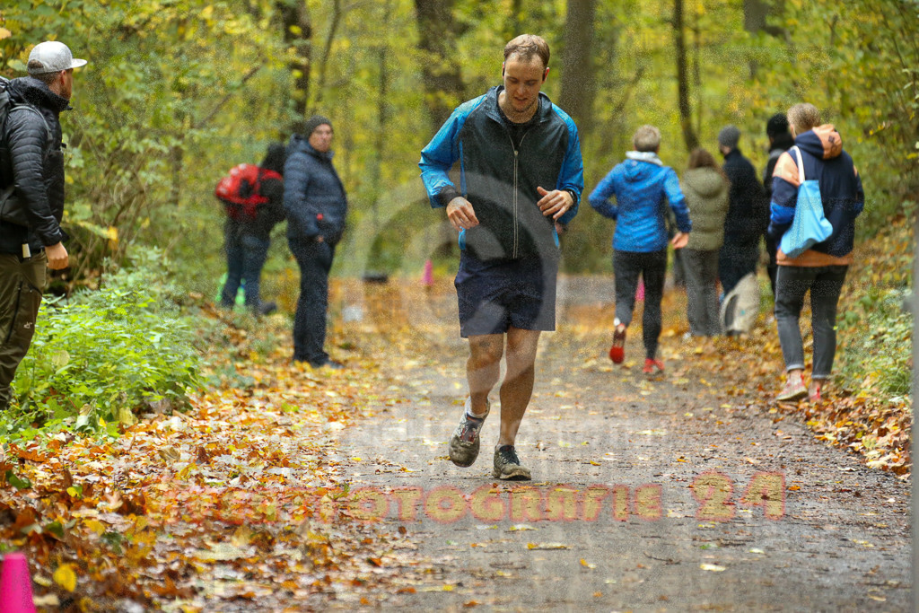 251026_1328_EX1_3542 | Sportfotografie im Rhein-Sieg Kreis, Köln, Bonn, NRW, Rheinland Pfalz, Hessen, etc. Unser Tätigkeitsfeld umfasst den Laufsport vom Volkslauf über den Marathon, Duathlon, Triathon bis zum Ultralauf wie Kölnpfad Ultra oder Schindertrail.