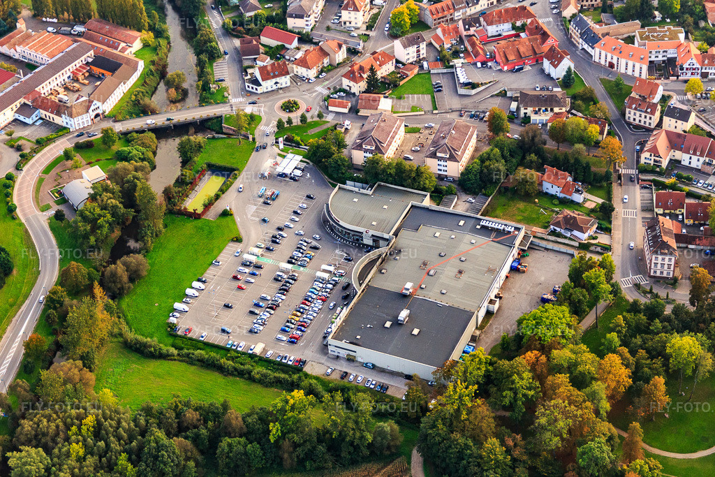 Vue aérienne: Super U et Drive à Bischwiller dans le département Bas Rhin, France – .Photo: IMG_074300.jpg prise le 04/10/2014 par Werner Riehm/FLY-FOTO.eu – Résolution de l'original: 5435 x 3623 px – WWW.COURSESU.COM