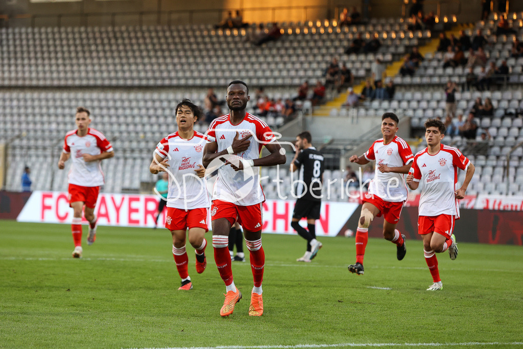 FC Bayern Amateure - FC Memmingen | Desire SEGBE AZANKPO (FCB #34)  jubelt mit seinen Teamkollegen nach seinem Elfmetertor zum 2-1 fuer die Bayern / Tor / Elfmeter / Jubel / Freude