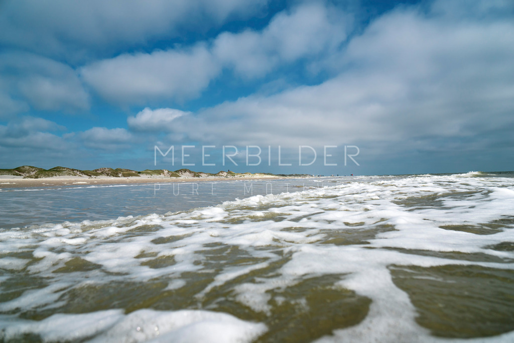 Nordsee Waterfront // Aus dem Wasser | Gestalten Sie Ihr Zuhause mit einzigartigen Bildern von Ostsee u. Nordsee – als Leinwandbild, Acryl, Alu-Dibond oder FineArt Hahnemühle, individuell anpassbar.