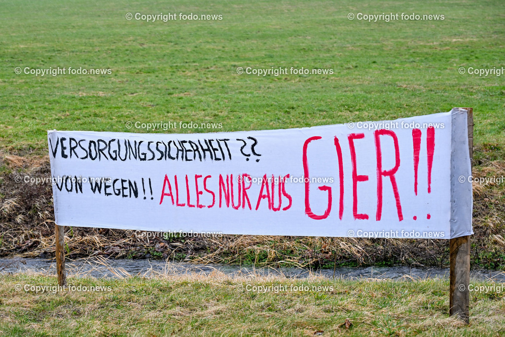 Molln_ Erdgasbohrung. 20.02.2024-18 | 20.02.2024, Molln, AUT, Erdgasbohrung, im Bild Transparente entlang der Strasse von Erdgasbohrgegnern