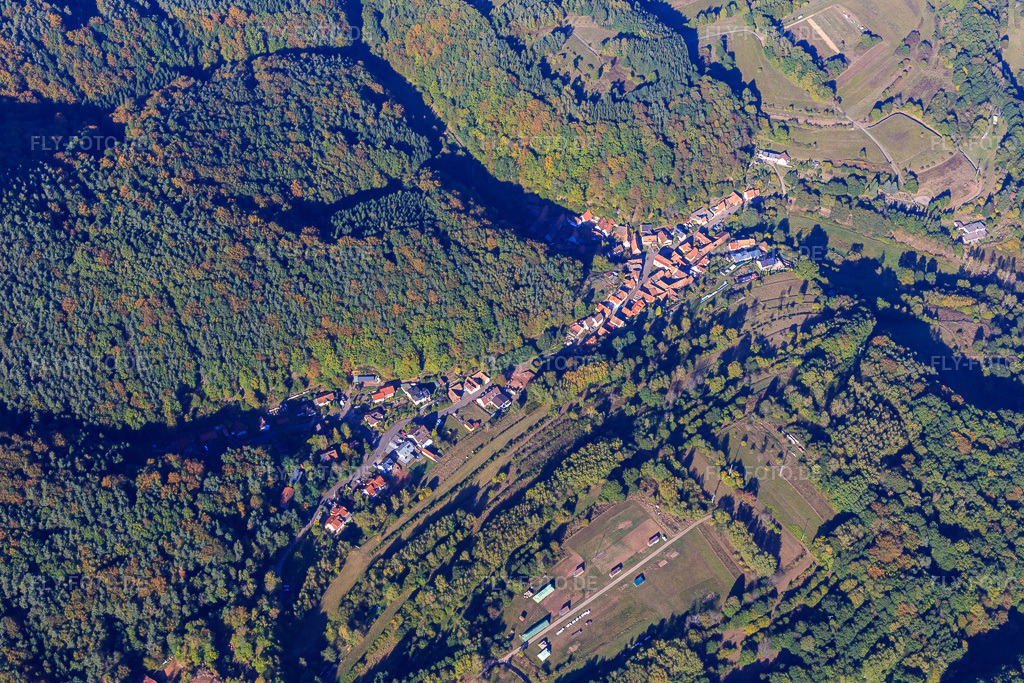 Luftbild: Dorfansicht im Pfälzerwald in Oberschlettenbach im Bundesland Rheinland-Pfalz in Deutschland. Foto: IMG_095257.jpg vom 16.10.2016 durch Werner Riehm/FLY-FOTO.de