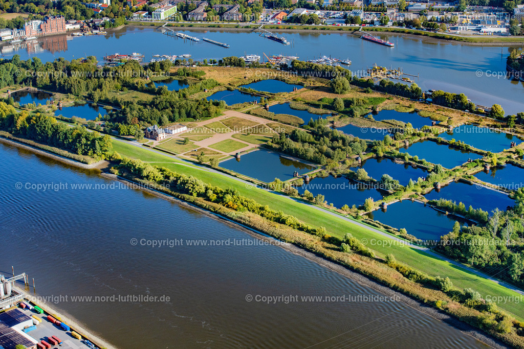 Hamburg_Kaltehofe_Elbinsel_ELS_1813220922 | HAMBURG 22.09.2022 Industrie- Denkmal der stillgelegten technischen Anlagen und Produktionshallen des Geländes der "Wasserkunst Elbinsel Kaltehofe" an derk Billwerder Bucht an der Straße Kaltehofe-Hauptdeich in Hamburg, Deutschland. Weiterführende Informationen bei: HPA Hamburg Port Authority,  Stiftung Wasserkunst Elbinsel Kaltehofe. // Industrial monument of the technical plants and production halls of the premises of "Wasserkunst Elbinsel Kaltehofe" at the barrage Billwerder Bucht on street Kaltehofe-Hauptdeich in Hamburg, Germany. Further information at: HPA Hamburg Port Authority,  Stiftung Wasserkunst Elbinsel Kaltehofe. Foto: Martin Elsen