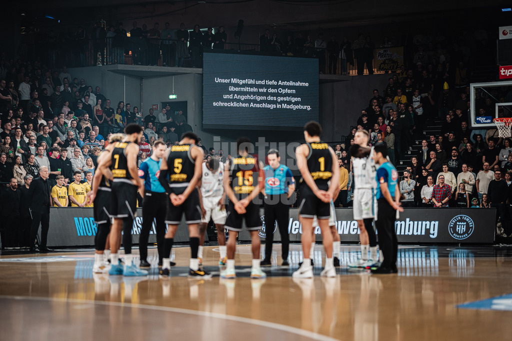 Basketball | Männer | Saison 2024/2025 | easyCredit Basketball Bundesliga | 12. Spieltag | Veolia Towers Hamburg vs. MHP Riesen Ludwigsburg | 21.12.2024 | Schweigeminute vor dem Spiel zum Ausdruck des Mitgefühls mit dem Anschlag in Magdeburg