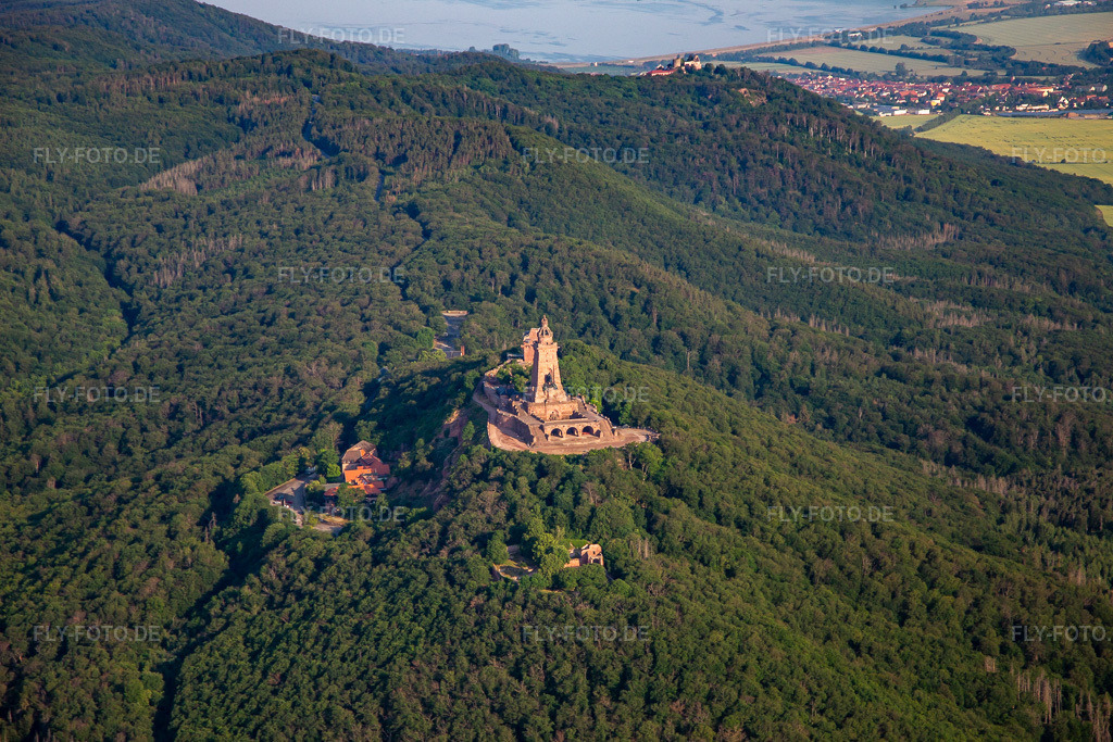 Luftbild: Kyffhäuser-Denkmal im Ortsteil Steinthaleben in Kyffhäuserland im Bundesland Thüringen in Deutschland. – Foto: IMG_136722.jpg vom 18.06.2023 durch Werner Riehm/FLY-FOTO.de – Auflösung des Originals: 5309 x 3540 px – Kyffhäuser Denkmal