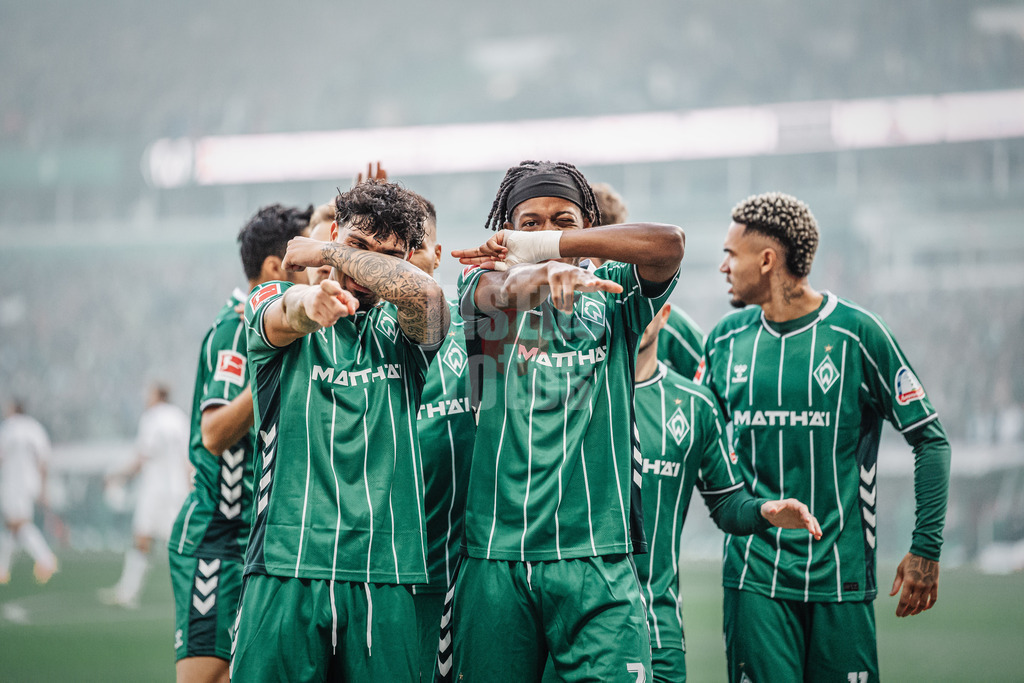 Fußball | Männer | Saison 2025/2026 | 1. Fußball-Bundesliga | 6. Spieltag | SV Werder Bremen vs. FC St. Pauli | 04.10.2025 | Torjubel v.l. Cameron Puertas Castro (#18, SV Werder Bremen) und Torschütze Samuel Mbangula (#07, SV Werder Bremen)