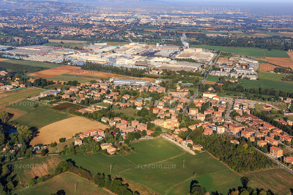 Aerial view: Industrie Ceramiche Piemme in the district Zona Industriale Ceramiche in Castelvetro in the state Modena, Italy.Photo: IMG_134910.jpg taken on 09/20/2022 by Werner Riehm/FLY-FOTO.comResolution of the original: 5472 x 3648 px
