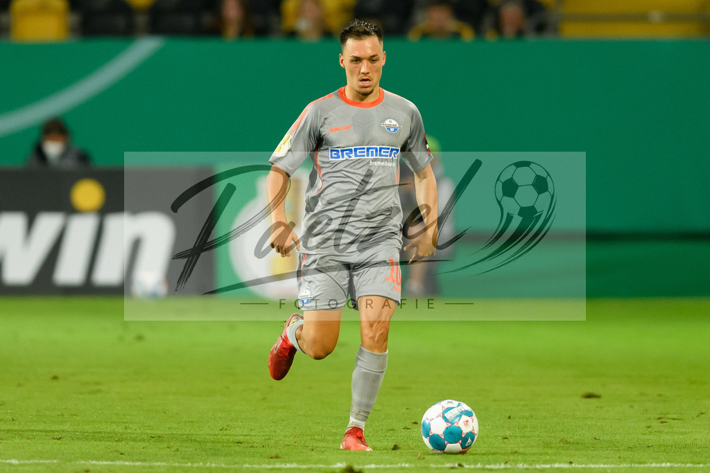 DREPAD20210806_195 | Fussball, Herren: Julian Justvan (SC Paderborn 07) in Aktion, am Ball, Einzelaktion beim Spiel der 1. Runde im DFB-Pokal zwischen SG Dynamo Dresden und SC Paderborn 07 im Rudolf-Harbig-Stadion am 06.08.2021 in Dresden, Deutschland.DFB / DFL REGULATIONS PROHIBIT ANY USE OF PHOTOGRAPHS AS IMAGE SEQUENCES AND/OR QUASI-VIDEO. - Realisiert mit Pictrs.com