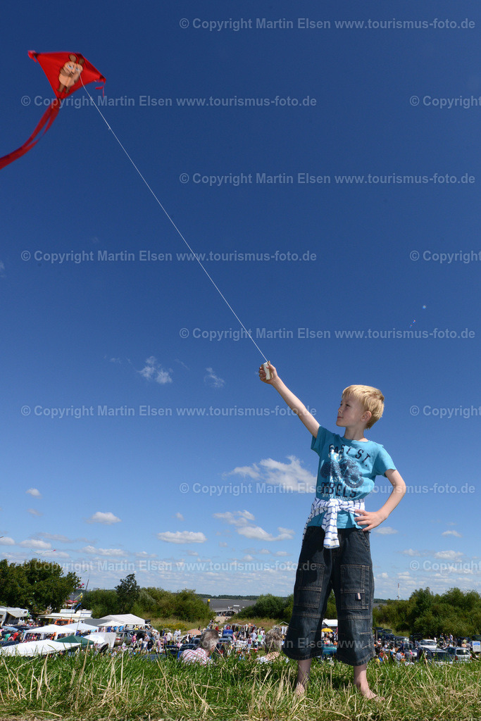 KrautsandELS_8365120812 | Kehdingen - Aufnahmedatum: 12.08.2012, Aufnahmehöhe:  m, Koordinaten:  - , Bildgröße: 4912 x  7360 Pixel - Copyright 2012 by Martin Elsen, Kontakt: Tel.: +49 157 74581206, E-Mail: info@schoenes-foto.deSchlagwörter: Elbe, Krautsand,Drochtersen,Deich,Leuchtturm,Tidenkieker, - Realisiert mit Pictrs.com