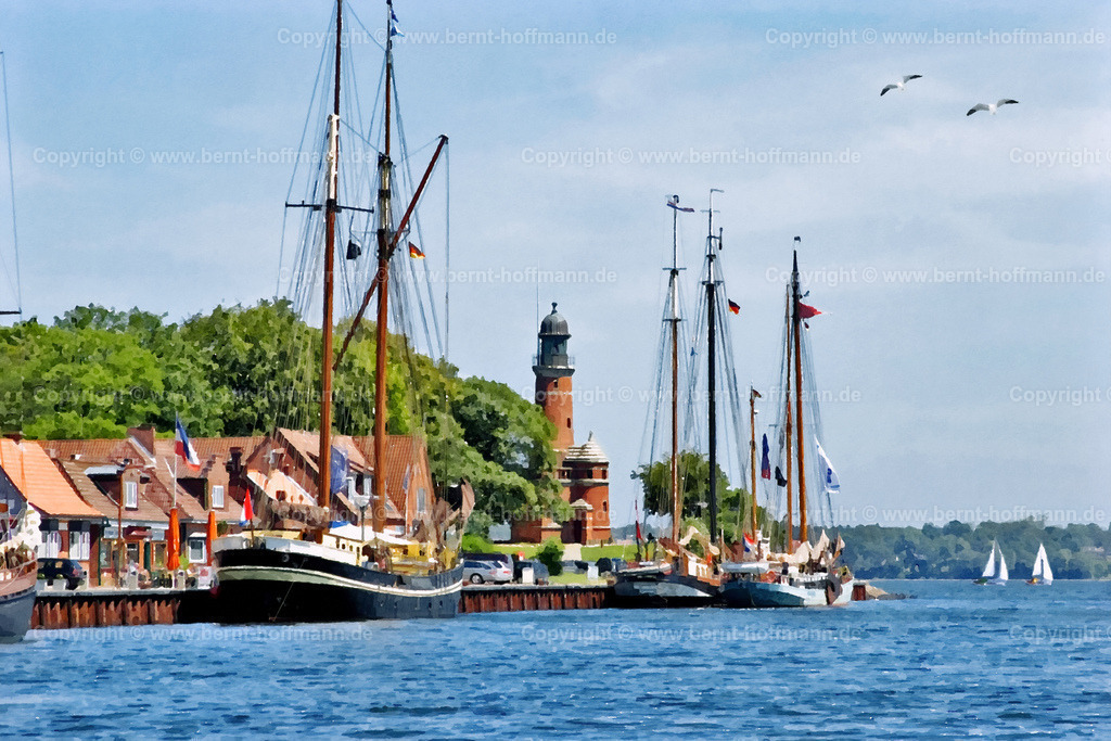 PDM2_5927_Holtenau-Pier_180x120 | DIGITALKUNST. Traditionssegler am Tiessenkai. __ Kiel- Holtenau mit Segelschiffen und historischen Lotsenhäusern. Der Leuchtturm Holtenau gilt in Kiel als " Hochzeitssturm ". 2 Möwen und 2 Segelboote assoziieren Zweisamkeit. - Realisiert mit Pictrs.com