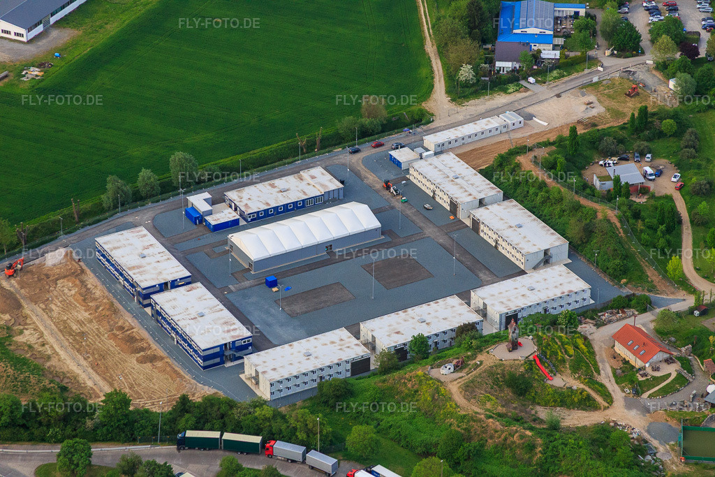 Luftbild: Containersiedlung für Flüchtlichge und Asybewerber in Bensheim im Bundesland Hessen in Deutschland. Foto: IMG_088371.jpg vom 09.05.2016 durch Werner Riehm/FLY-FOTO.de