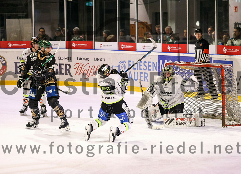 2024-02-16_107_TSV_Erding_gegen_ERSC_Amberg | Erding, Deutschland, 16.02.2024:
Eishockey, Bayernliga Playoffs 2023 / 2024, 1. Spieltag, TSV Erding gegen ERSC Amberg, Endergebnis: 1:2

Michael Trox (Erding Gladiators, #86), Kevin Schmitt (ERSC Amberg, #19), Torwart Timon Bätge (ERSC Amberg, #31)

Foto: Christian Riedel / fotografie-riedel.net