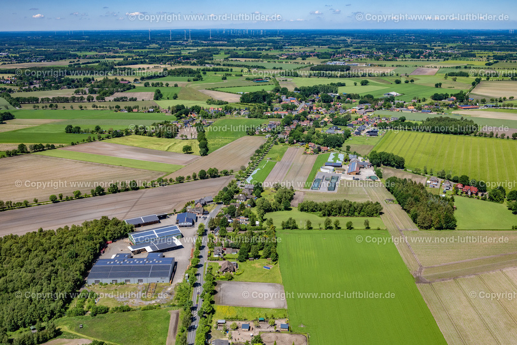 Ahrenswohlde_ELS_6482030622 | AHLERSTEDT 03.06.2022 Ortsansicht der Straßen und Häuser der Wohngebiete in Ahrenswohlde im Bundesland Niedersachsen, Deutschland. // Town View of the streets and houses of the residential areas in Ahrenswohlde in the state Lower Saxony, Germany. Foto: Martin Elsen
