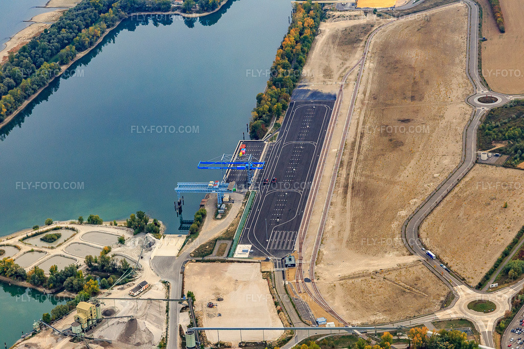 Aerial view: New construction site of the Rhine port Lauterbourg Rhine Terminal from the northeast in Lauterbourg in the state Bas-Rhin, France.Photo: IMG_112010.jpg taken on 10/11/2018 by Werner Riehm/FLY-FOTO.comResolution of the original: 5472 x 3648 pxParis Terminal - La solution multimodale de référence