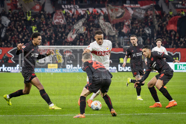German Bundesliga, Bayer 04 Leverkusen vs. VfB Stuttgart, 10.01.2026 | LEVERKUSEN, GERMANY - JANUARY 10: Jamie Leweling (VfB Stuttgart, 18) against Jarell Quansah (Bayer 04 Leverkusen, 4), Alejandro Grimaldo (Bayer 04 Leverkusen, 20) and Ezequiel Fernandez (Bayer 04 Leverkusen, 6) during the German Bundesliga match on gameday 16 between Bayer 04 Leverkusen vs. VfB Stuttgart at BayArena on January 10, 2026 in Leverkusen, Germany. DFL REGULATIONS PROHIBIT ANY USE OF PHOTOGRAPHS AS IMAGE SEQUENCES AND/OR QUASI-VIDEO.