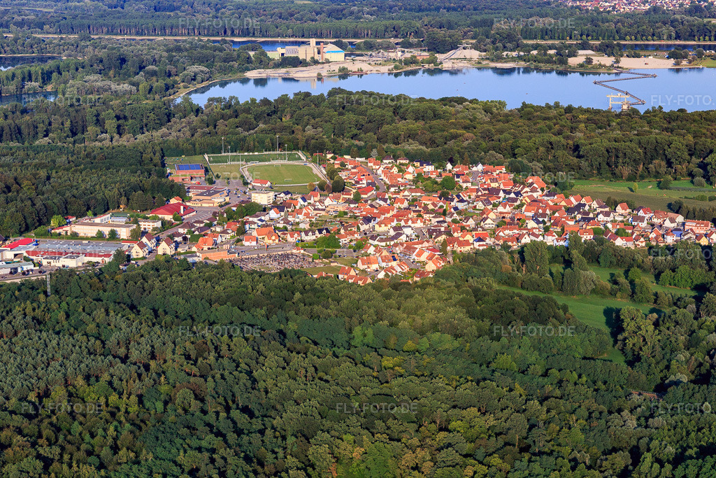 Luftbild: Ortsansicht von Westen in Seltz im Bundesland Bas-Rhin in Frankreich. – Foto: IMG_109153.jpg vom 25.07.2018 durch Werner Riehm/FLY-FOTO.de – Auflösung des Originals: 5472 x 3648 px