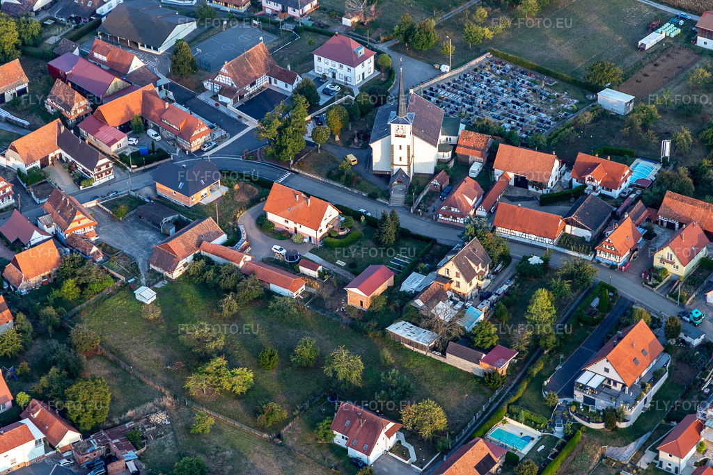 Vue aérienne: Cimetière de l'église catholique de Schoenenbourg à Schœnenbourg dans le département Bas Rhin, France. Photo: IMG_123284.jpg prise le 30/09/2020 par Werner Riehm/FLY-FOTO.eu – Résolution de l'original: 5472 x 3648 px